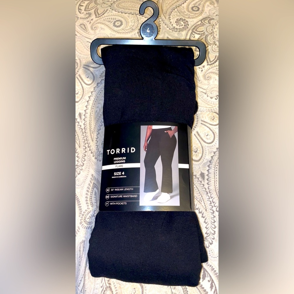 Torrid, Size 4 - Signature Waistband Flare Leggings WITH POCKETS!